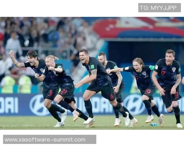 足球巨星凝视荣耀奖杯的一刻梦想与荣耀的交织之旅