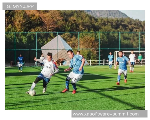 球星在绿茵场上驰骋展现非凡技艺与无畏拼搏精神的瞬间 球星在绿茵场上驰骋展现非凡技艺与无畏拼搏精神的瞬间